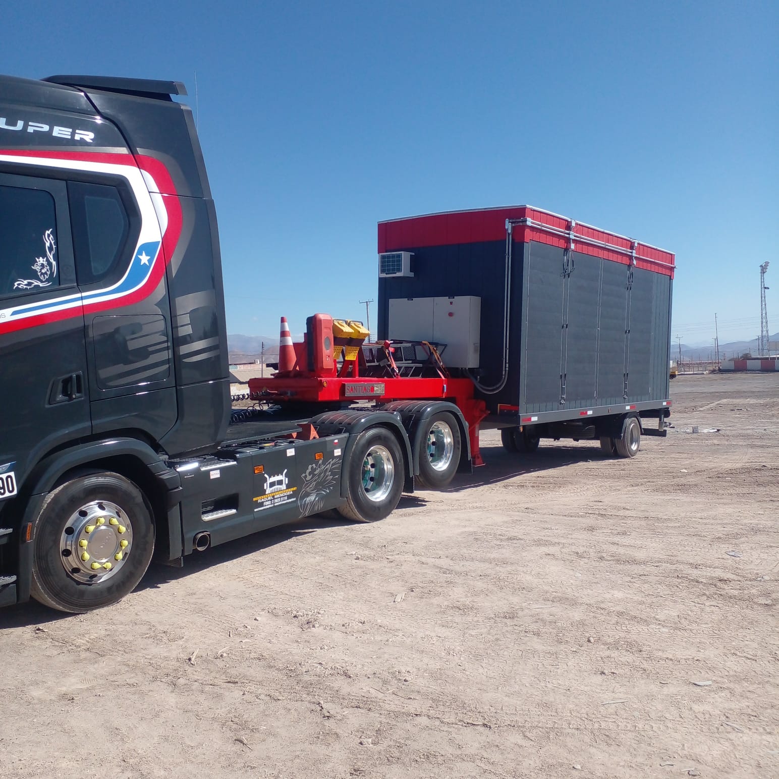 Transporte con tractocamión en faena