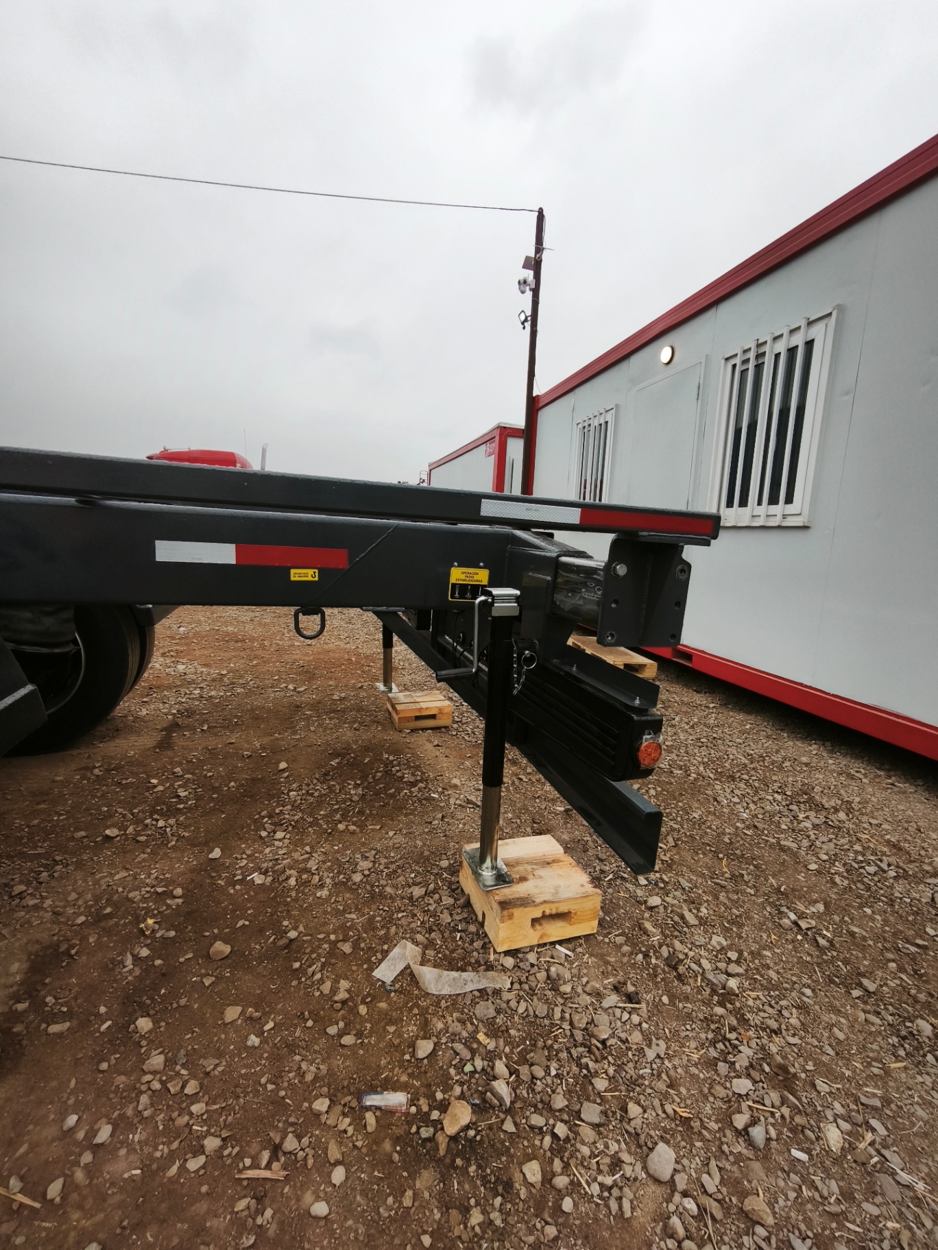 Pata estabilizadora lateral apoyada en pallet de nivelación